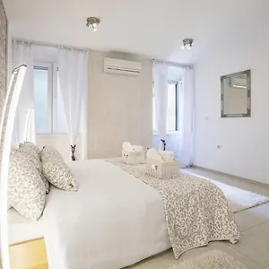 Iron Gates Apartment